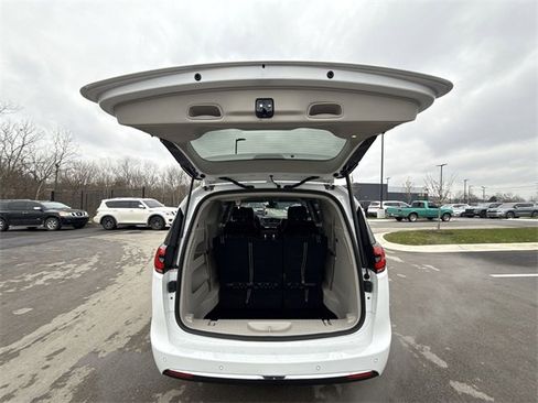 Used 2024 Chrysler Pacifica Touring-L image 22