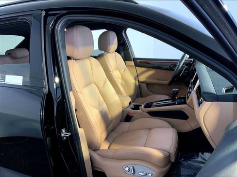 Certified 2023 Porsche Macan image 18