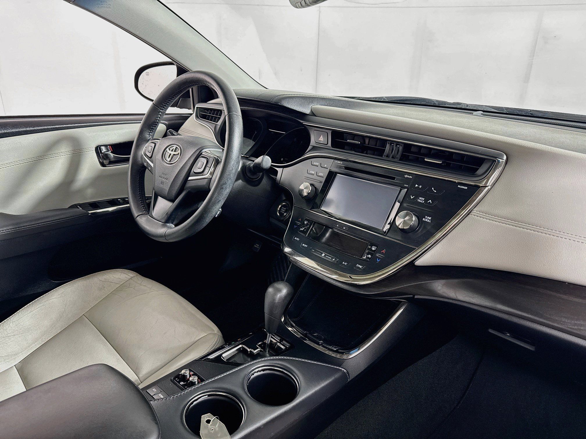 Used 2016 Toyota Avalon XLE Plus FWD image 27