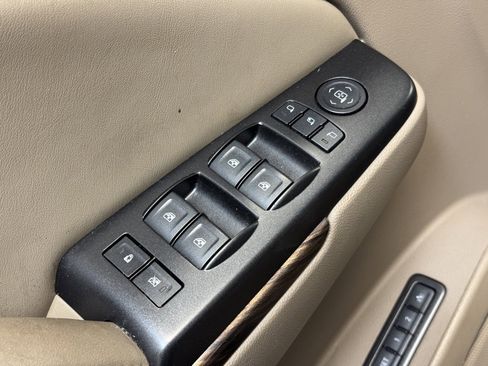 Used 2017 GMC Yukon SLT w/ Premium Edition image 10