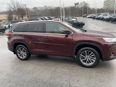 Used 2018 Toyota Highlander SE image 7