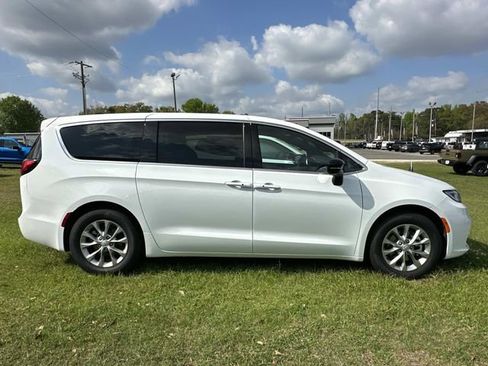 New 2026 Chrysler Pacifica Limited w/ Trailer Tow Group FWD image 16