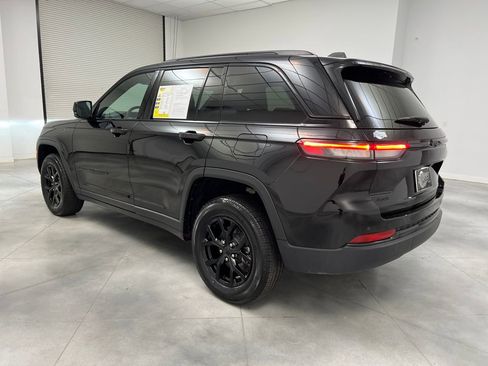 Used 2025 Jeep Grand Cherokee Altitude AWD/4WD image 5