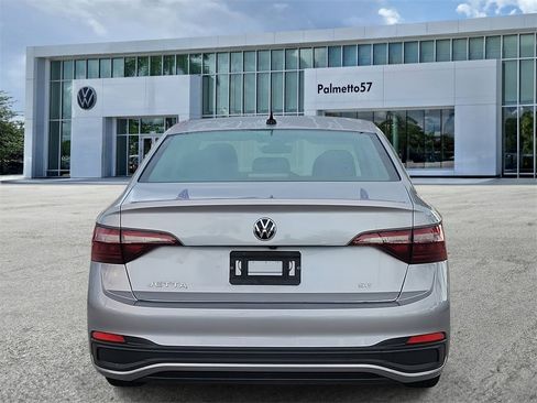 Certified 2022 Volkswagen Jetta SE image 5