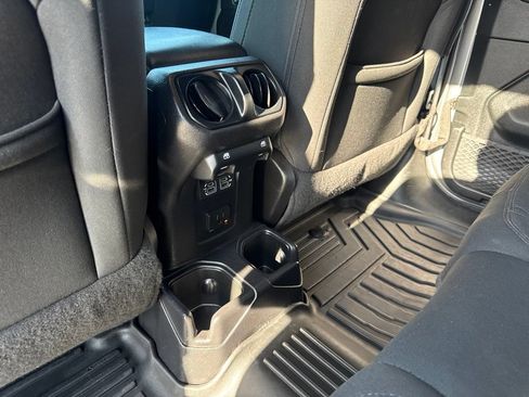 Used 2019 Jeep Wrangler Unlimited Sahara AWD/4WD image 14