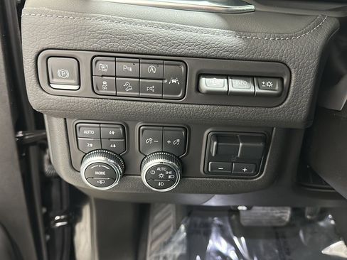 Used 2024 GMC Yukon XL Denali w/ Denali Reserve Package image 13