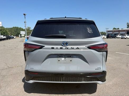 Used 2023 Toyota Sienna XSE AWD/4WD image 4