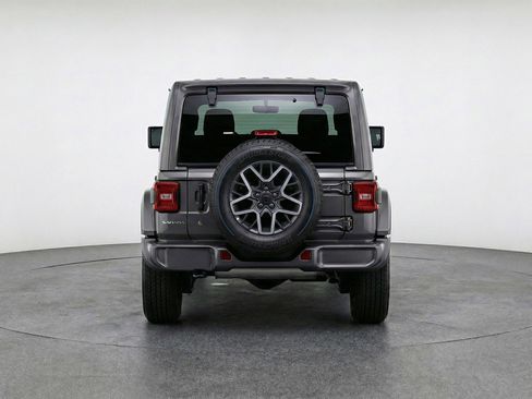 Used 2025 Jeep Wrangler Sahara image 7