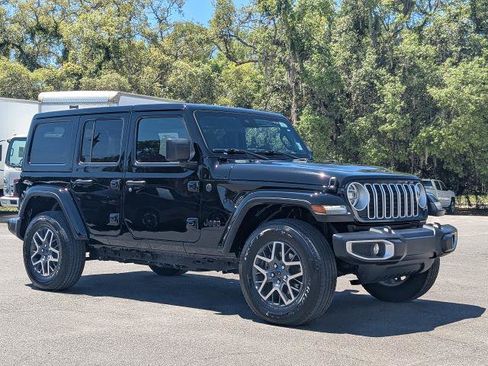 Used 2025 Jeep Wrangler Unlimited Sahara AWD/4WD image 2