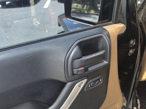 Used 2012 Jeep Wrangler Unlimited Rubicon w/ Connectivity Group AWD/4WD image 15