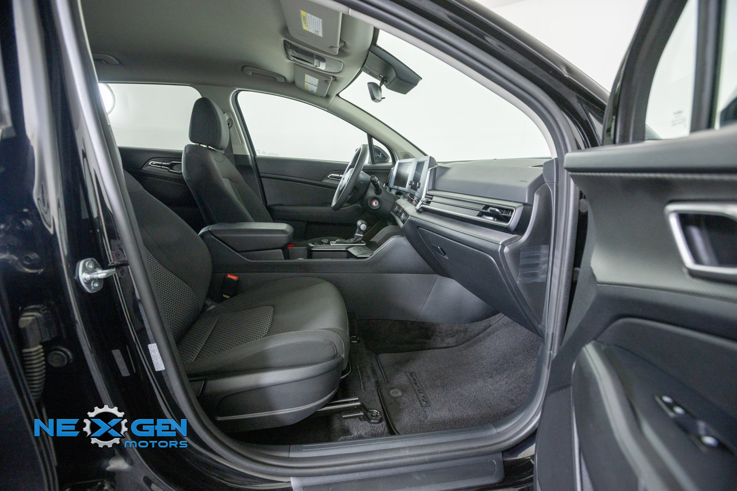 Used 2025 Kia Sportage LX FWD image 40
