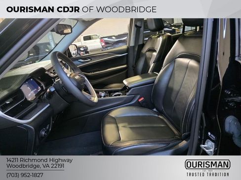 Used 2023 Jeep Grand Cherokee Limited w/ Black Appearance Package image 7