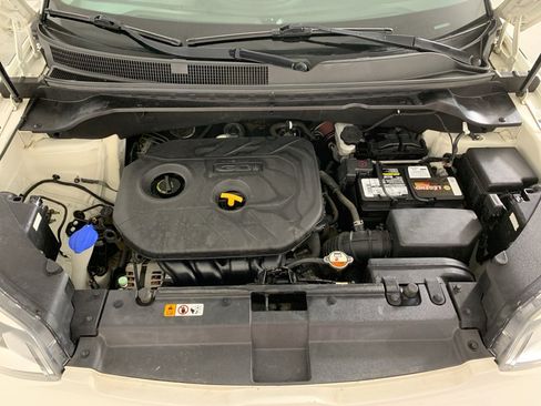 Used 2016 Kia Soul + image 10