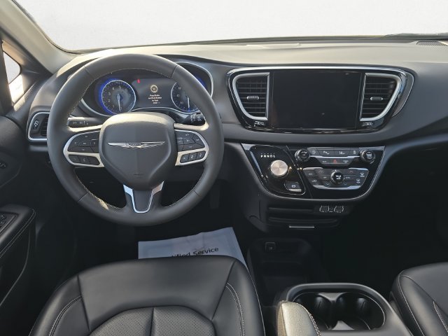 Used 2025 Chrysler Pacifica Select FWD image 10