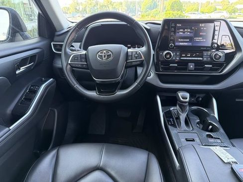 Used 2021 Toyota Highlander XLE FWD image 25