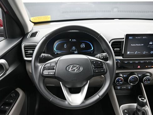 Used 2025 Hyundai Venue SEL image 33
