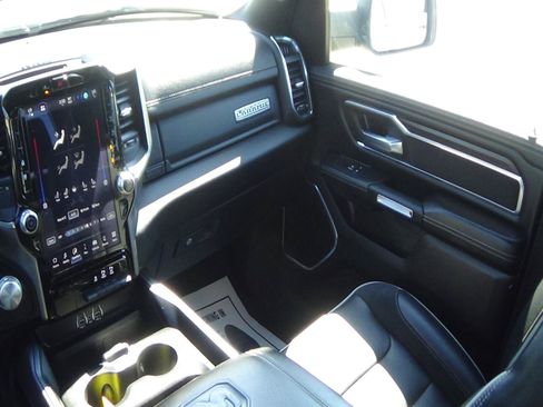 Used 2025 RAM 1500 Laramie AWD/4WD image 15