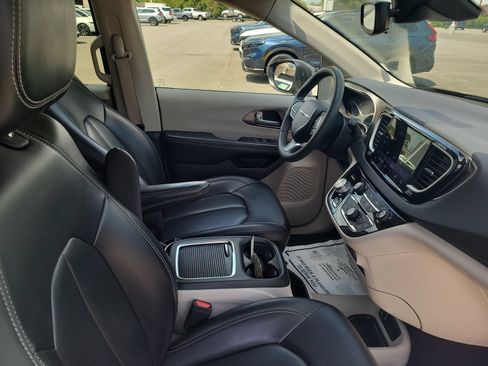 Used 2023 Chrysler Pacifica Touring-L FWD image 28