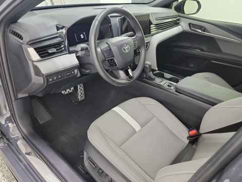 Used 2025 Toyota Camry SE w/ Convenience Package FWD image 16
