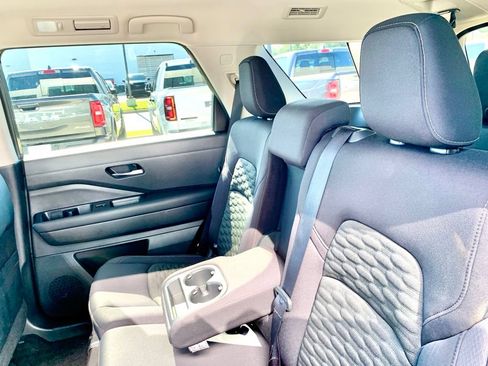 Used 2022 Nissan Pathfinder SV FWD image 18