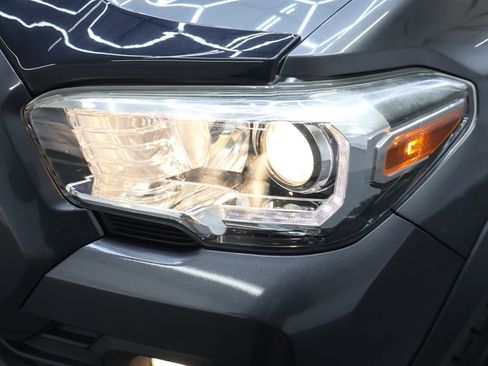 Used 2020 Toyota Tacoma TRD Off-Road w/ Technology Package image 26