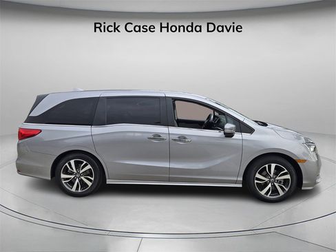 Certified 2023 Honda Odyssey Touring image 3