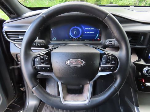 Used 2023 Ford Explorer Platinum w/ Technology Package AWD/4WD image 22