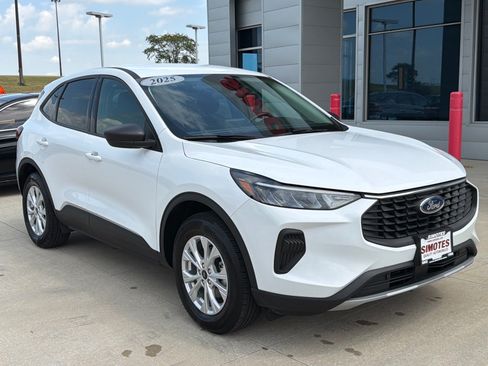 Used 2025 Ford Escape Active AWD/4WD image 2