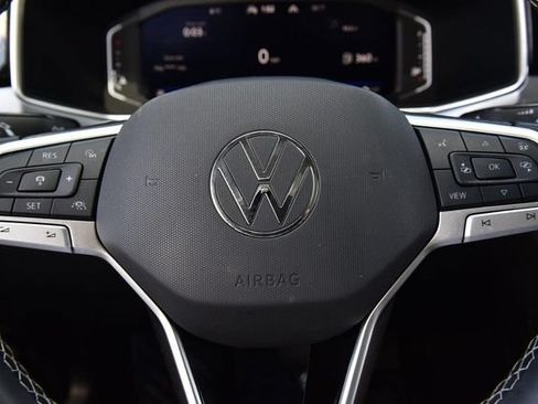 Used 2025 Volkswagen Taos SEL AWD/4WD image 18