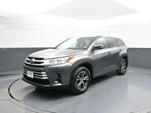 Used 2017 Toyota Highlander LE image 1