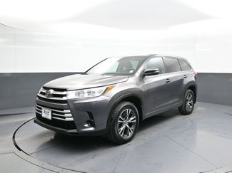 Used 2017 Toyota Highlander LE video 1