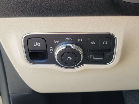 Used 2021 Mercedes-Benz GLB 250 w/ Premium Package image 30