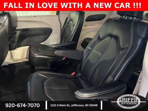 Used 2022 Chrysler Pacifica Touring-L image 17