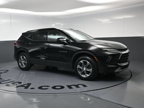 Used 2024 Chevrolet Blazer LT w/ Convenience Package FWD image 2