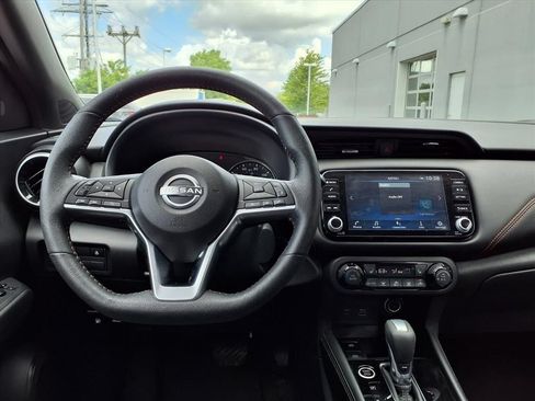 Used 2023 Nissan Kicks SR w/ SR Premium Package FWD image 12