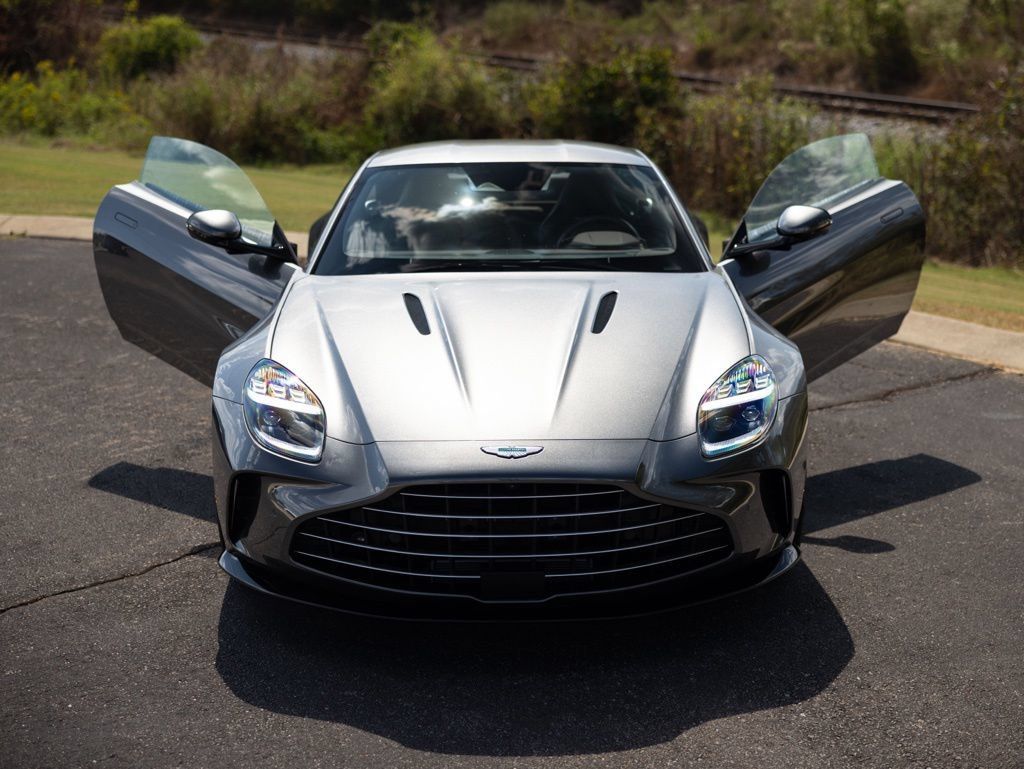 Used 2025 Aston Martin V8 Vantage Coupe RWD image 13