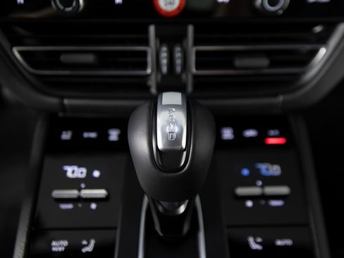 Certified 2025 Porsche Macan image 27