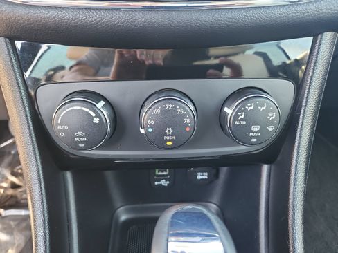 Used 2013 Chrysler 200 Limited FWD image 16