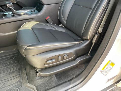 Used 2022 Chevrolet Traverse Premier image 16