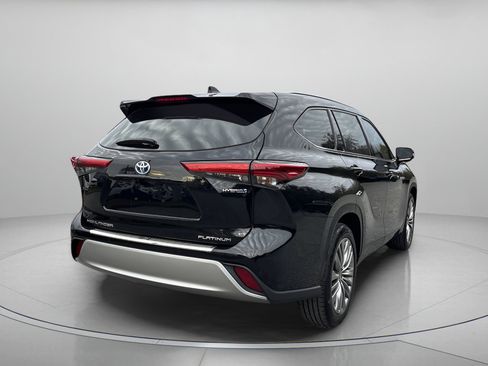 Used 2021 Toyota Highlander Platinum image 3