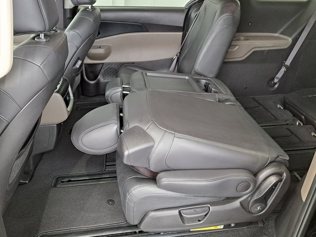Used 2025 Kia Carnival FWD image 30
