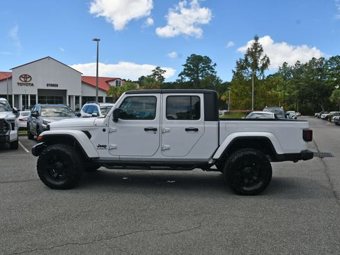 Used 2022 Jeep Gladiator Sport AWD/4WD image 2