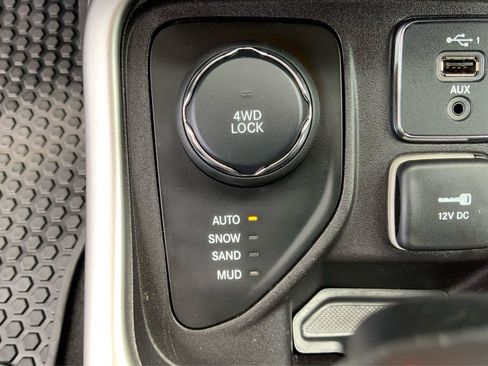 Used 2020 Jeep Compass Latitude w/ Cold Weather Group AWD/4WD image 36