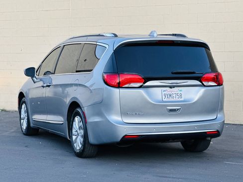 Used 2020 Chrysler Pacifica Touring-L FWD image 8