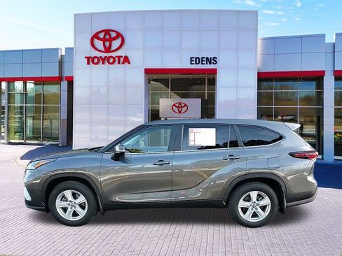 Used 2024 Toyota Highlander LE image 9