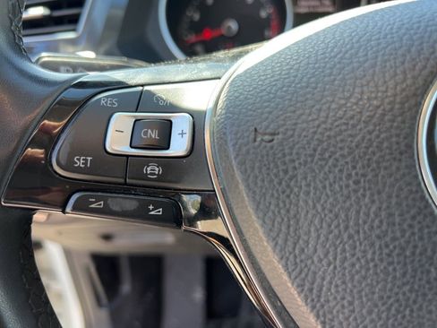 Used 2020 Volkswagen Tiguan SE image 11