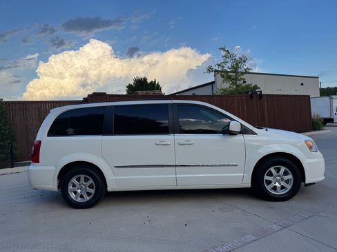 Used 2013 Chrysler Town & Country Touring FWD image 2
