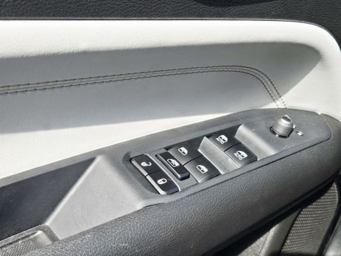 Used 2025 Jeep Compass Limited image 34