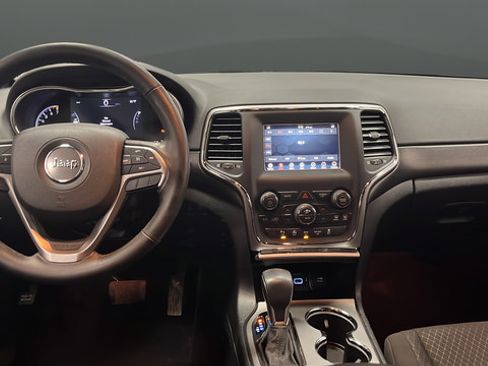 Used 2018 Jeep Grand Cherokee Laredo AWD/4WD image 11