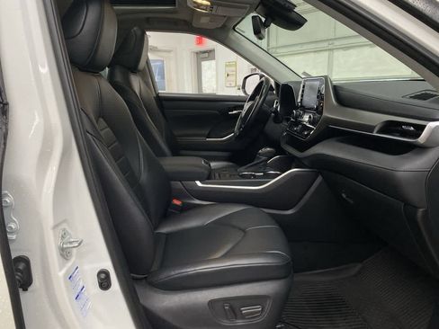 Used 2021 Toyota Highlander XLE image 18